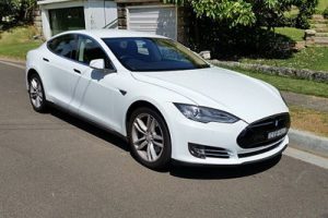 2015_Tesla_Model_S_60_hatchback_25658214562