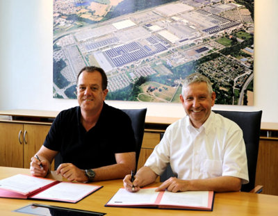  Works council chairman Ullrich Zinnert and site manager Thomas Geier sign the joint declaration of intent.