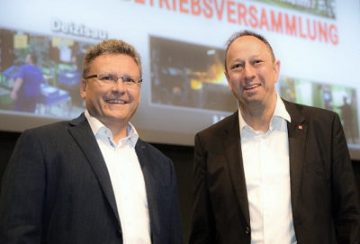 Frank Deiß, left, and works council chairman Wolfgang Nieke after successful negotiations to develop the Unterturkheim plant for electric components.