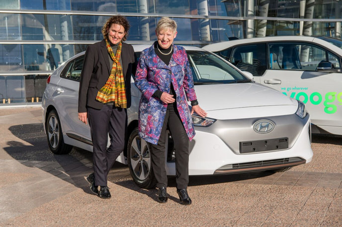 Yoogo’s Kirsten Corson, left, and Christchurch mayor Lianne Dalziel.