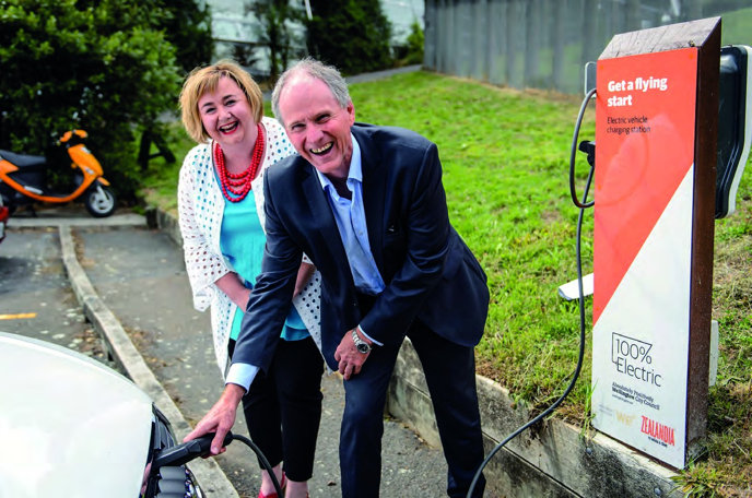Dr Megan Woods
and EECA chief
executive Andrew
Caseley plug
in at Zealandia
eco-sanctuary in
Wellington.