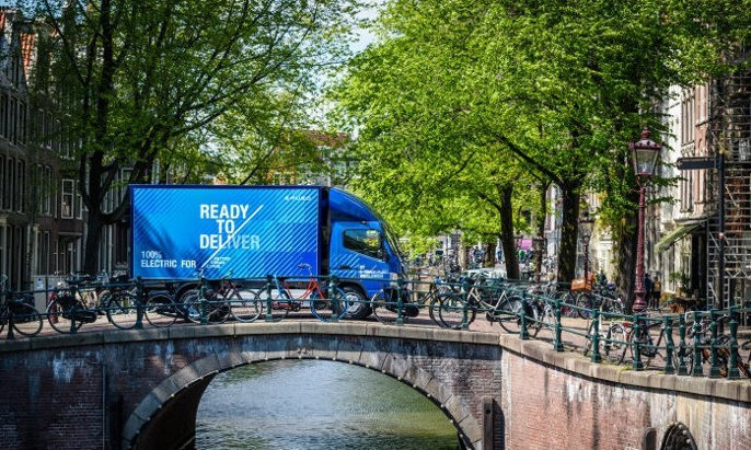 D515110-Not-only-in-orange–FUSO-eCanter-handed-over-to-first-customers-in-the-Netherlands