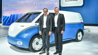 Dr Thomas Sedran and Heinz-Jurgen Low with the I.D. Buzz Cargo.