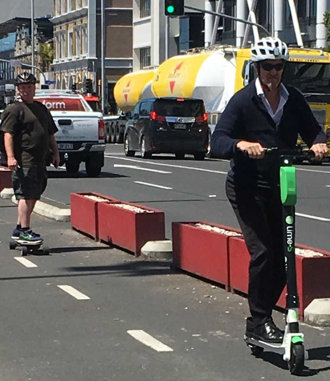 EVtalk editor Geoff Dobson tries a Lime – with an electric skateboarder in pursuit.