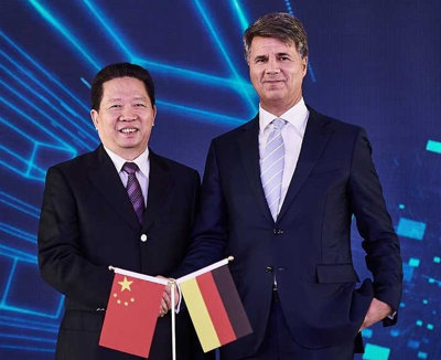 Harald Kruger, right, with Communist Party secretary Chen Qiufa.