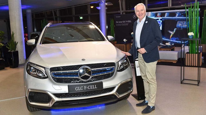H2 Mobility chief financial officer Michael Stein receives one of the first GLC F-Cell vehicles in Berlin.