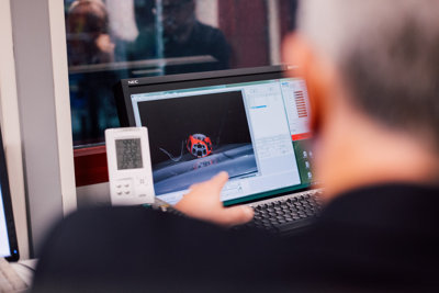 253943_Volvo_Cars_and_POC_develop_world-first_car-bike_helmet_crash_test (1)