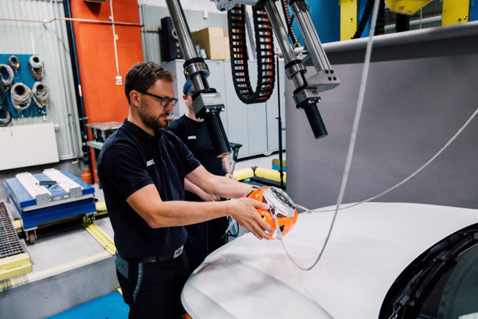 253950_Volvo_Cars_and_POC_develop_world-first_car-bike_helmet_crash_test (1)