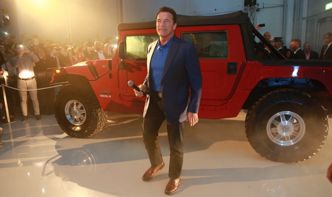 Schwarzenneger with the first e-Hummer. Photo: Martin Hesz, Kreisel Electric