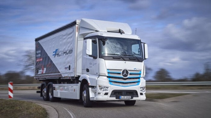 D571444-Fully-electric-heavy-duty-distribution-truck-on-the-road-near-Rastatt-Mercedes-Benz-eActros-in-practical-testing-at-Logistik-Schmitt