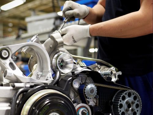 219341_Assembly_in_Volvo_Cars_engine_factory_in_Sk_vde_Sweden-e1570491690222