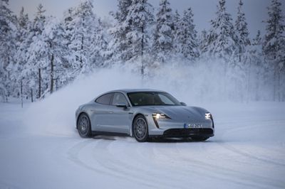 web_Porsche_Taycan_Winter_Driving_2020