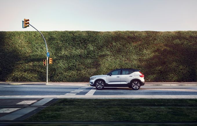 259207_Volvo_XC40_Recharge_P8_AWD_in_Glacier_Silver