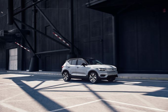 259209_Volvo_XC40_Recharge_P8_AWD_in_Glacier_Silver