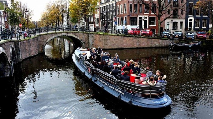Amsterdam canal-cruise