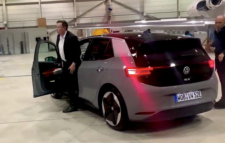 Elon Musk test drives VWID.3