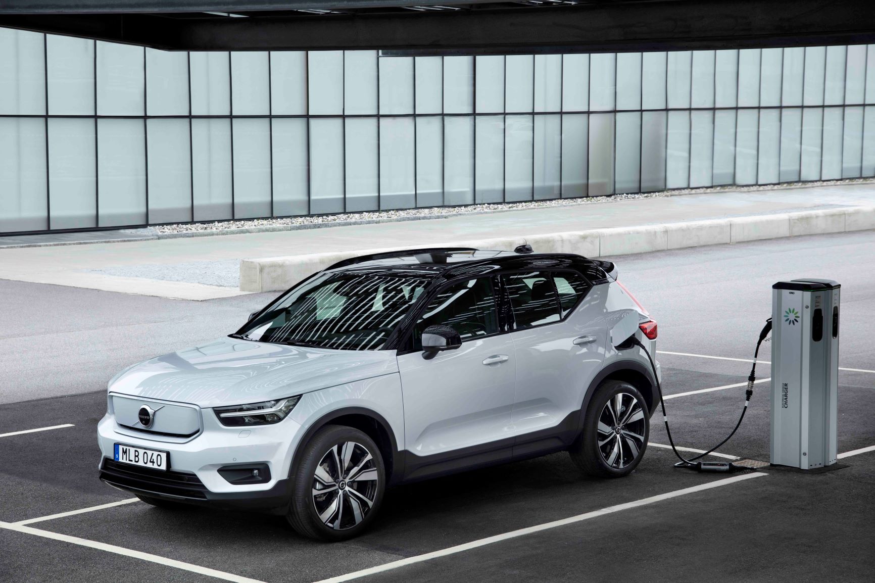 Volvo_XC40_Recharge_P8_AWD_in_Glacier_Silver charging small