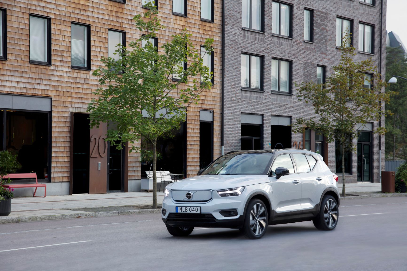 Volvo_XC40_Recharge_P8_AWD_in_Glacier_Silver small