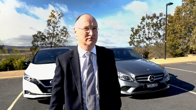 TonyWeber FCAI ceo withNissanLEAFandMercedes-BenzC300E