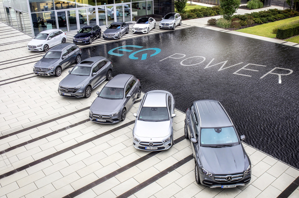 Mercedes-Benz Plug-in Hybridmodelle von A-Klasse bis GLE.

;Kraftstoffverbrauch gewichtet 2,6-1,1 l/100 km, C02-Emissionen gewichtet 59-29 g/km, Stromverbrauch gewichtet 25,4-14,8 kWh/100 km*

Mercedes-Benz plug-in hybrid models, from A-Class to GLE.;Weighted fuel consumption 2.6-1.1 l/100 km, weighted CO2 emissions 59-29 g/km, weighted power consumption 25.4-14.8 kWh/100 km)*