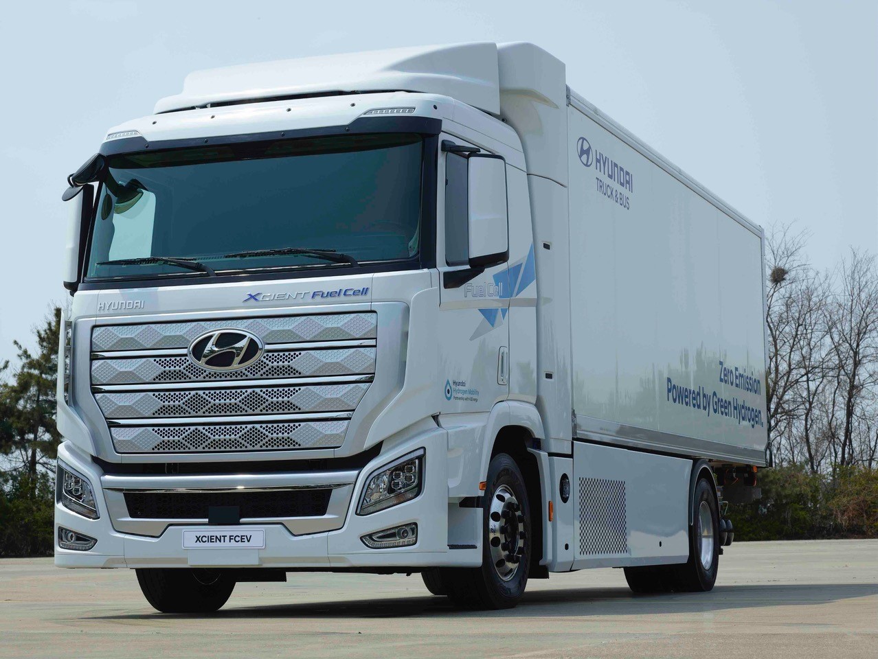Hyundai-Xcient-FCEV-heavy-duty-truck-small-size