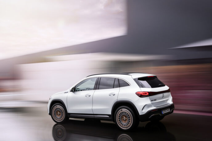Mercedes-EQ, EQA 250, Edition 1, Fahraufnahme, digitalweiss. EQA 250 (Stromverbrauch kombiniert: 15,7 kWh/100 km; CO2-Emissionen kombiniert: 0 g/km) // Mercedes-EQ, EQA 250, Edition 1, driving shot, digital white. EQA 250 (combined power consumption: 15.7 kWh/100 km, combined CO2 emissions: 0 g/km)