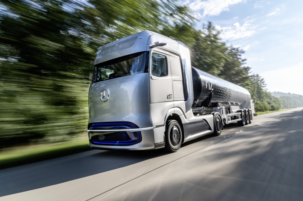 Mit dem Mercedes-Benz GenH2 Truck präsentiert Daimler Trucks sein Konzept für ein brennstoffzellenbetriebenes Langstreckenfahrzeug für flexible und anspruchsvolle Einsätze mit Blick auf Strecken, Entfernungen und Nutzlast. Start der Serienproduktion ist für die zweite Hälfte der 2020er Jahre geplant. 

With the Mercedes-Benz GenH2 Truck Daimler Trucks presents its concept for a fuel cell powered long-haul vehicle for flexible and demanding operations in terms of routes, distances and payload. Series production start of the GenH2 truck is planned for the second half of the 2020s.