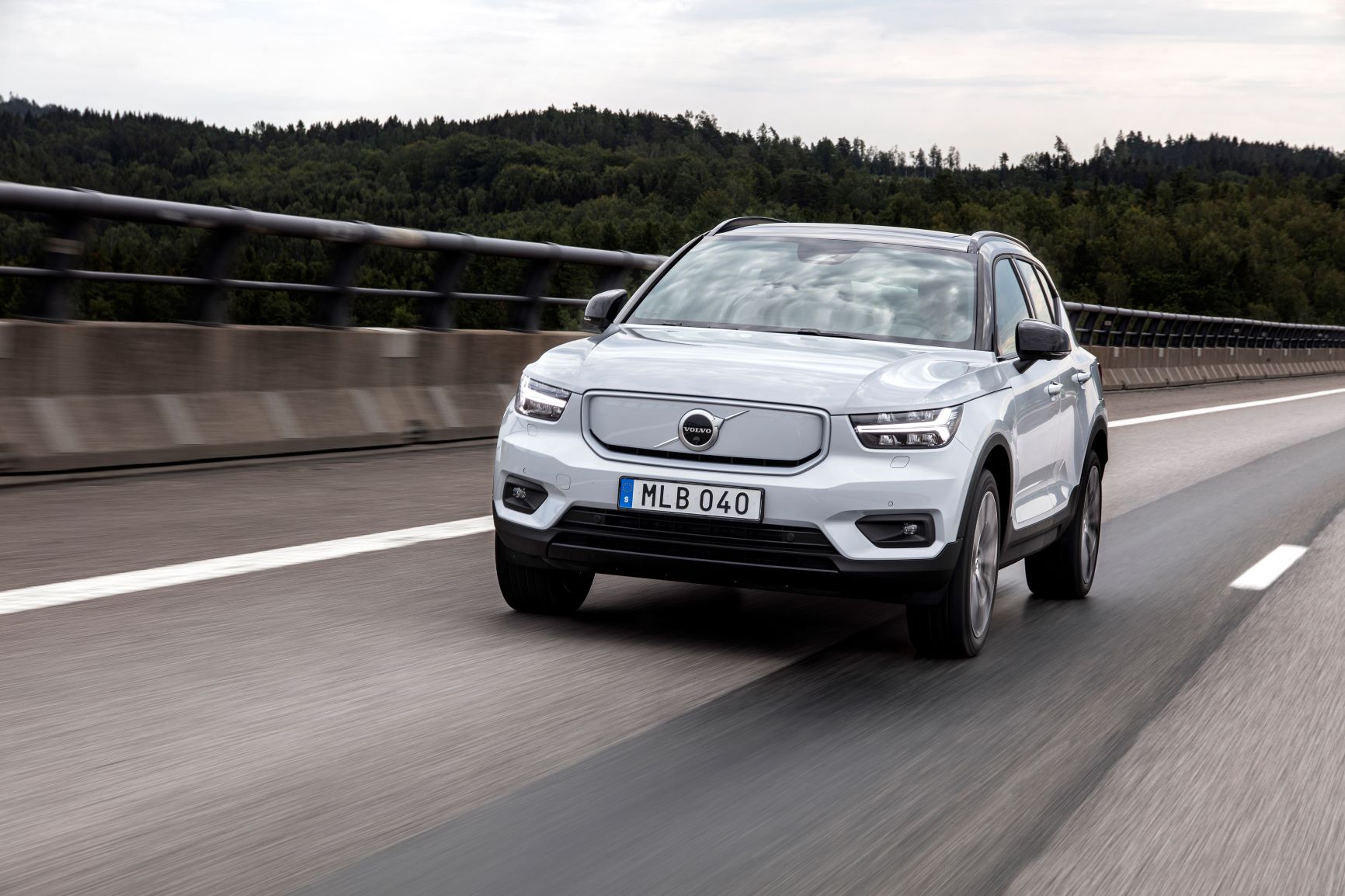 271699_Volvo_XC40_Recharge_P8_AWD_in_Glacier_Silver-1-small