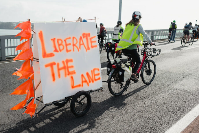 Bike-rally-liberate-the-lane-placard-Photo-Ignacio-Navarro