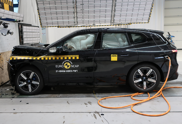 2021-BMW-iX-crash-test-001