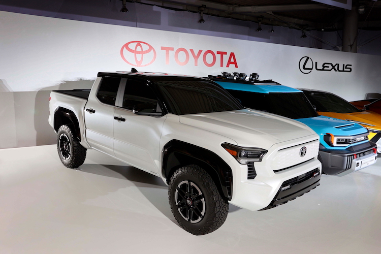 Toyota-Unveils-EV-double-cab-001