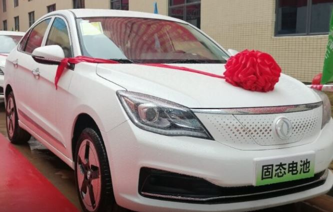 Dongfeng-E70-electric-sedan-front-with-bow