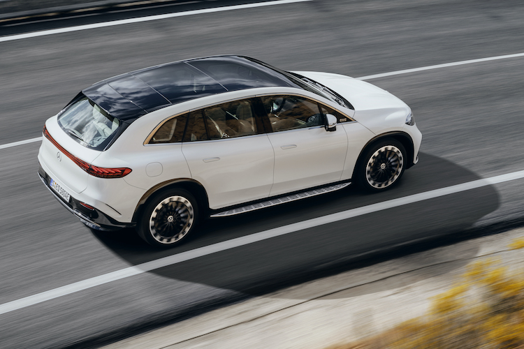 Mercedes-EQ. EQS SUV, Exterieur, Fahraufnahme, Diamantweiß, AMG Line   //  Mercedes-EQ. EQS SUV, exterior, driving shot, diamond white, AMG Line