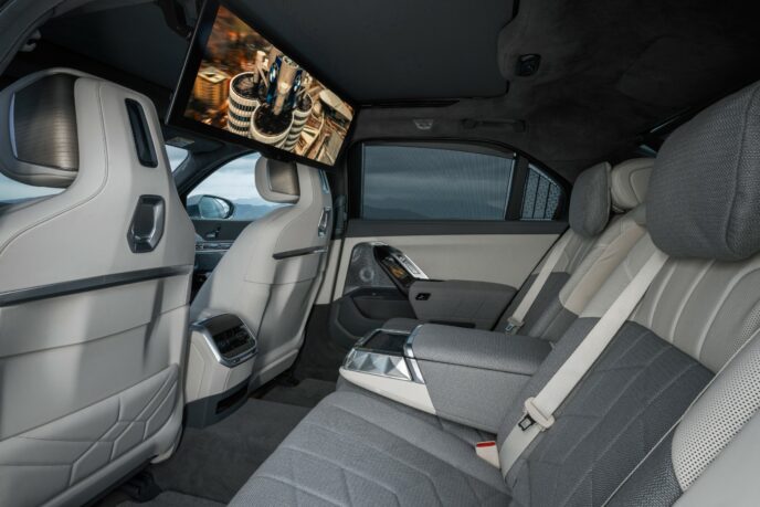 bmw-i7-xdrive60-rear-seats