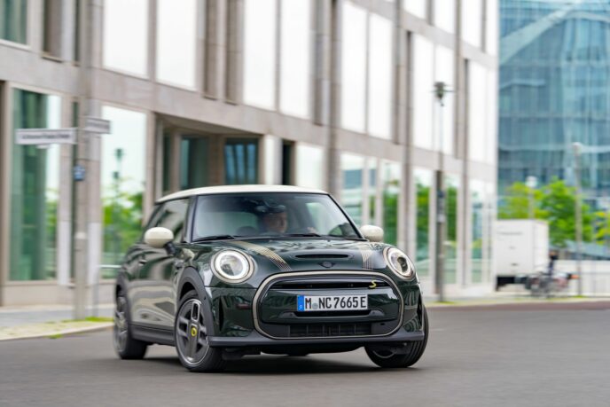 BMW-mini-cooper-se-res-small