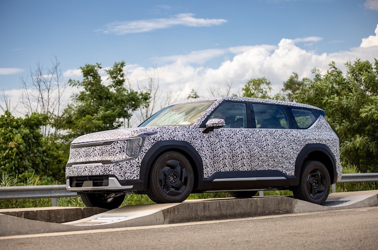 01_Kia-EV9-undergoing-terrain-test