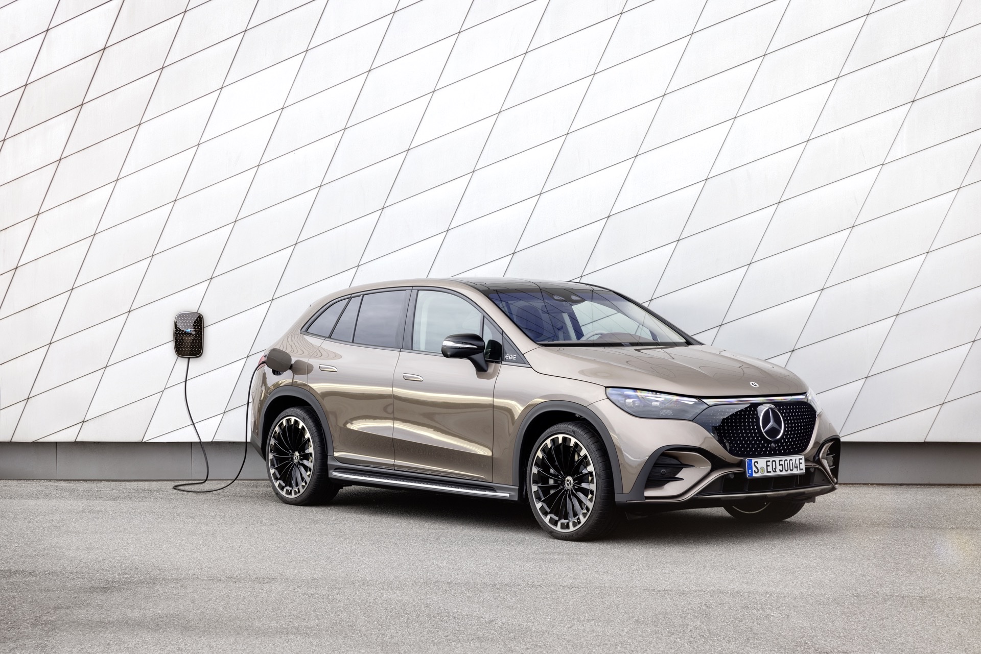 AMG Line Exterior, Night Package, Velvet brown metallic, 22" AMG multi-spoke light-alloy wheels, Electric Art Line Interior, Leather Nappa balao brown/neva grey