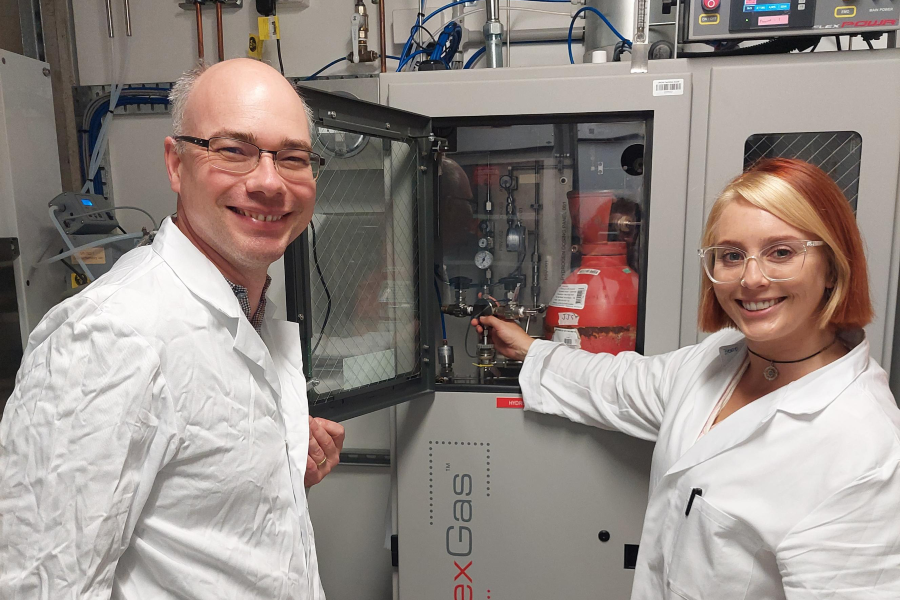 Professor-Tilley-and-Dr-Gloag-using-a-hydrogen-filling-station-small