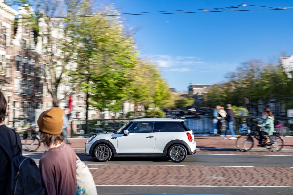 mini-cooper-se-small