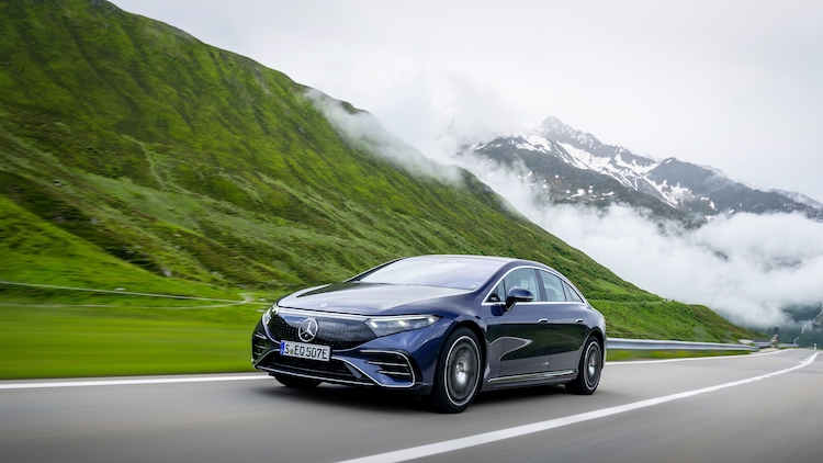 EQS 450+ (Stromverbrauch kombiniert (NEFZ): 18,9-16,2 kWh/100 km; CO2-Emissionen: 0 g/km); Exterieur: sodalithblau; Interieur: Leder exclusiv;Stromverbrauch kombiniert (NEFZ): 18,9-16,2 kWh/100 km; CO2-Emissionen: 0 g/km*

EQS 450+  (combined electrical consumption (NEDC): 18.9-16.2 kWh/100 km; CO2 emissions: 0 g/km); exterior: sodalith blue; interior: leather exclusive;Combined electrical consumption (NEDC): 18.9-16.2 kWh/100 km; CO2 emissions: 0 g/km*
