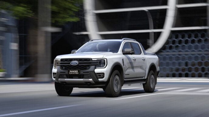 P703_23-PHEV-City-Driving-RHDweb5