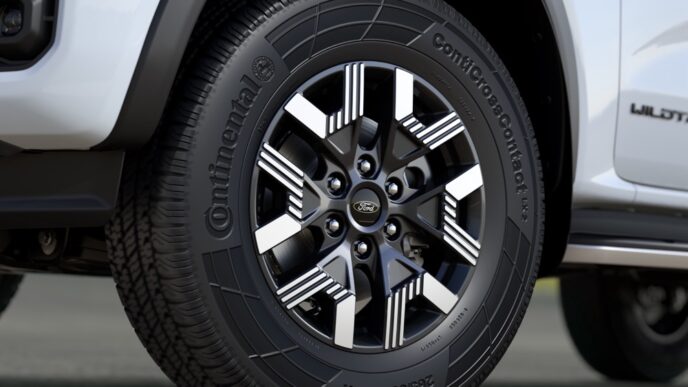 P703_23-PHEV-Closeup-Wheels-RHDweb8