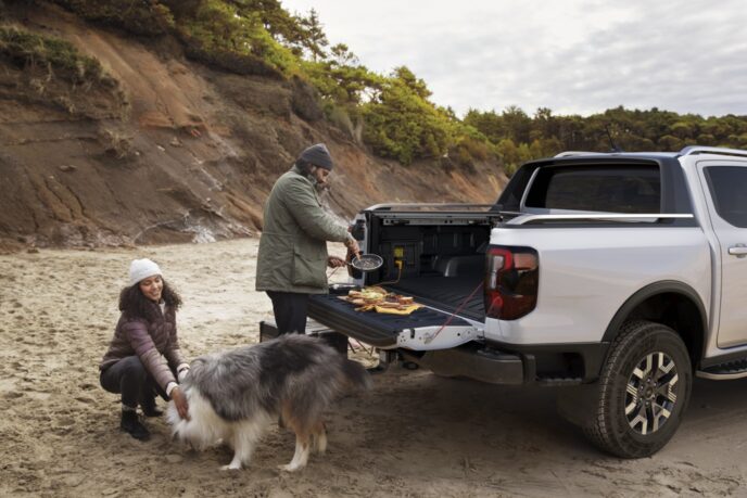 Ranger-PHEV_AU-Beach-Brunch-ProPowerweb12