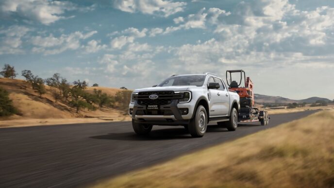 Ranger-PHEV_AU-Towing-Road-Heroweb16