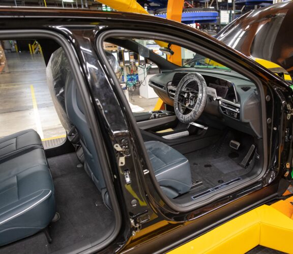 RHD-Manufacturing-Cadillac-LYRIQ-1web15 2