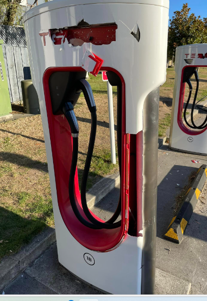 Tesla-superchargers-Taupo-smashed
