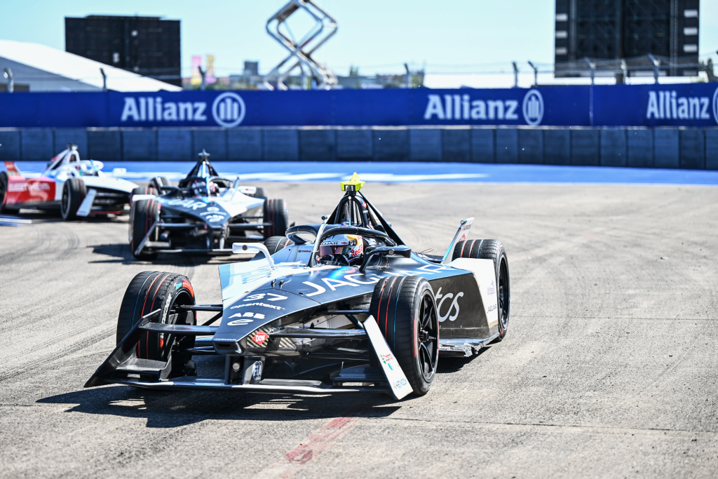 BERLIN TEMPELHOF AIRPORT, GERMANY - MAY 12: Nick Cassidy, Jaguar TCS Racing, Jaguar I-TYPE 6 during the Berlin ePrix II at Berlin Tempelhof Airport on Sunday May 12, 2024 in Berlin, Germany. (Photo by Simon Galloway / LAT Images)