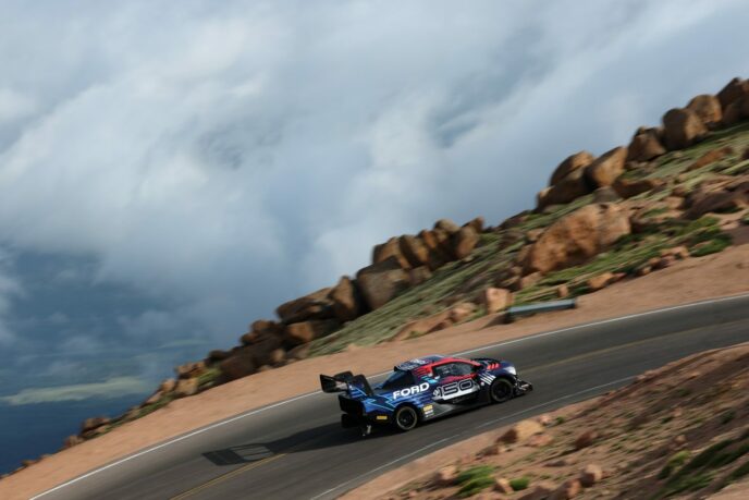 Ford-F-150-Lightning-super-truck-goes-up-Pikes-Peak-2024