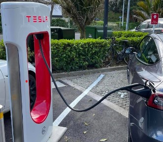 Tesla-supercharger-Novotel-Ngamotu-New-Plymouth