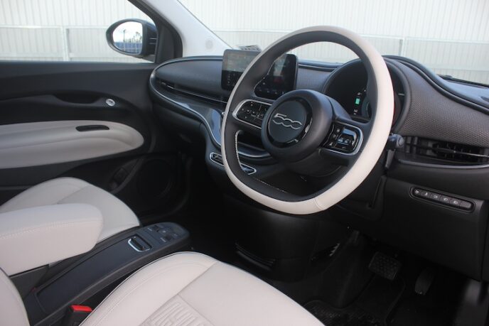 2024-Fiat-500-e-la-prima-interior-001